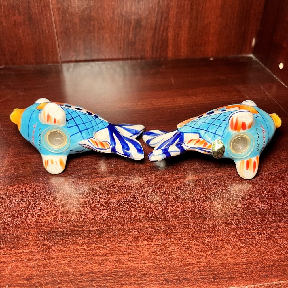 Blue Sky Clayworks Kissing Fish Salt and Pepper Shakers Signed Diane- Vintage - Picture 4 of 4